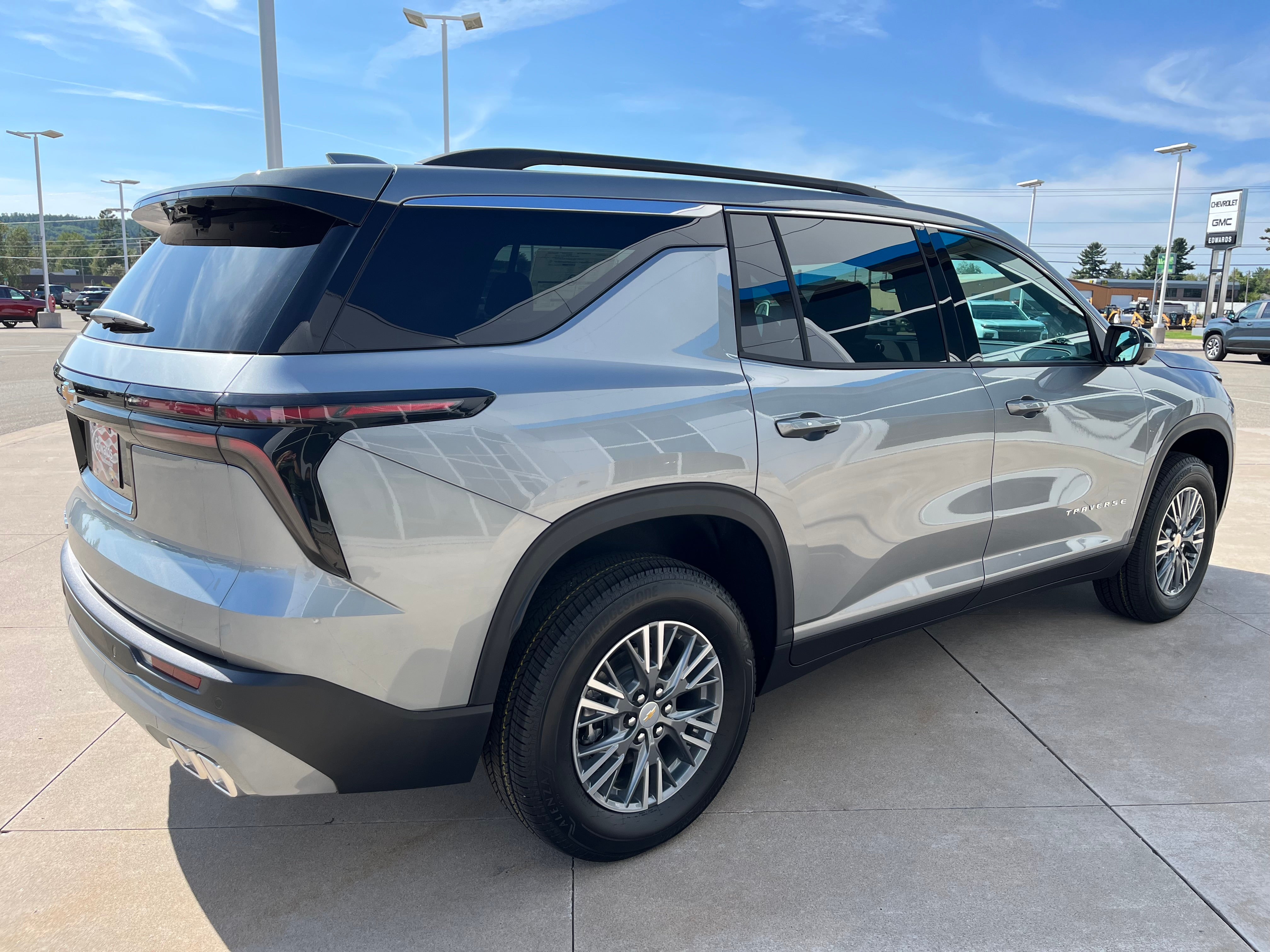 2027 Chevrolet Traverse LT - Photo 5